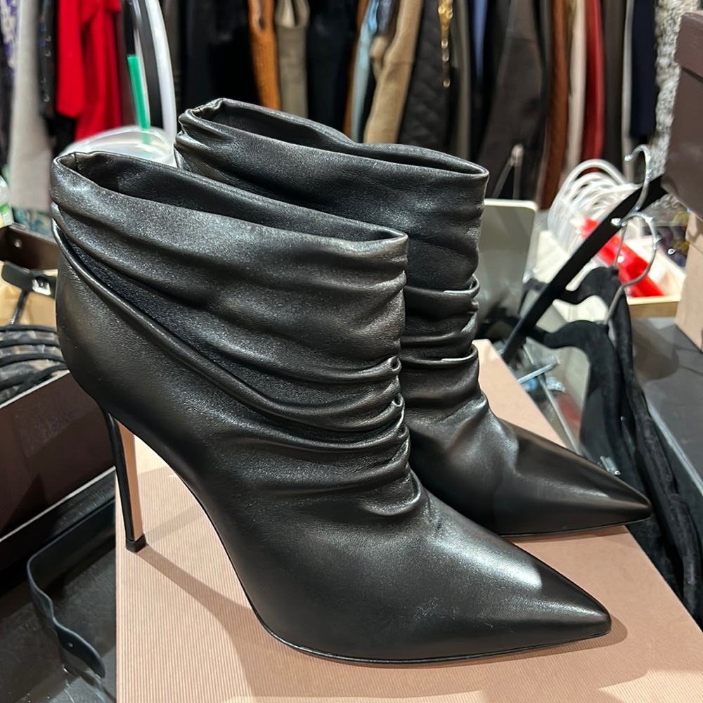 Gianvito Rossi Balck Leather Cyril Heeled Black Leather Booties. Size 11.5.